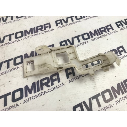 Кронштейн двери передних правых Hyundai i30 2007-2012 9042200400